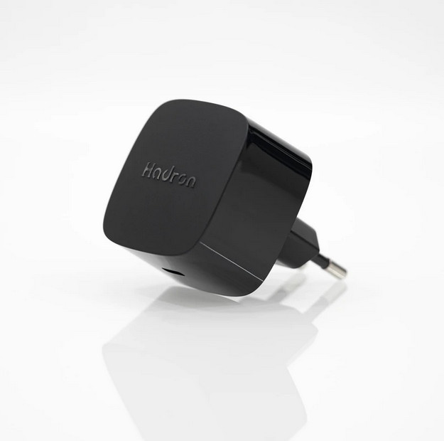 شارژر دیواری 25 وات هادرون( Hadron ) مدل C1011 رنگ مشکی (گارانتی 24 ماهه تعویض هادرون توان)